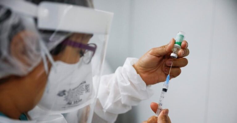 Κορονοϊός: Τρόμος στη Σύρο – Έκανε το εμβόλιο και κατέρρευσε μπροστά στη γυναίκα του