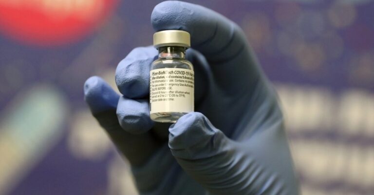 Μόλυνση με κορονοϊό παρά το εμβόλιο; – Αυξάνονται οι αναφορές για κρούσματα