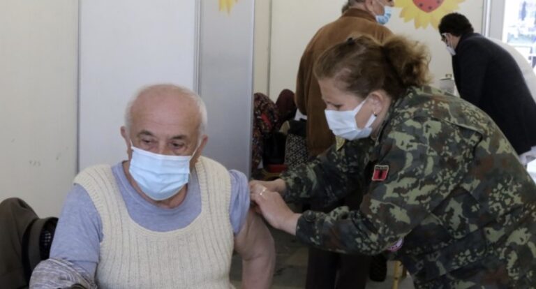 Αλβανία: Ξεκίνησαν οι μαζικοί εμβολιασμοί με το κινεζικό εμβόλιο