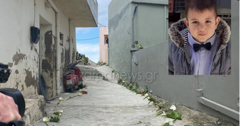 Κρήτη: Έστρωσαν λουλούδια για να περάσει η σορός του Ζαχαρία