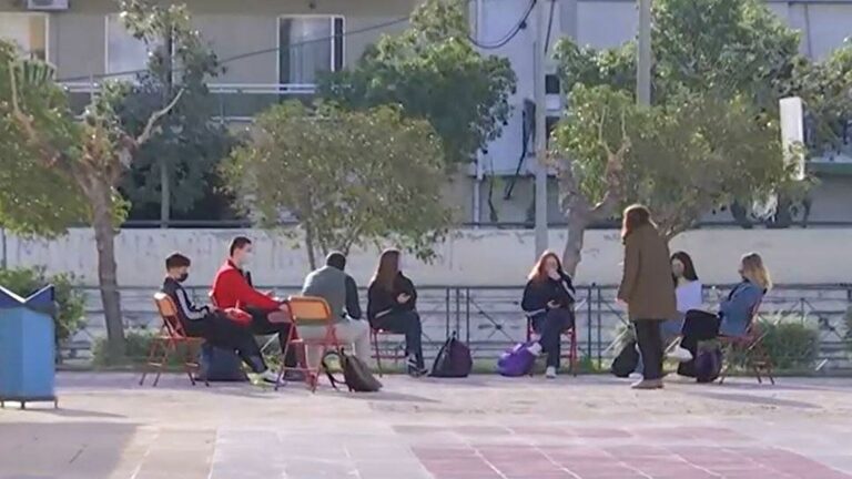 Μαθήματα στο προαύλιο προανήγγειλε η Κεραμέως: «O καιρός είναι σύμμαχος»