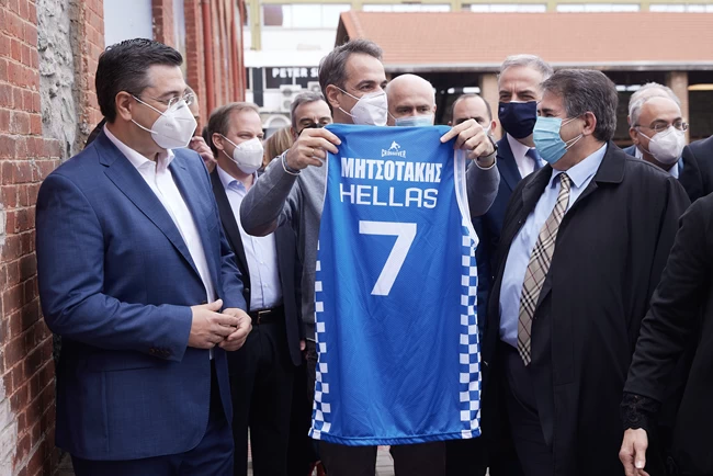 Η βόλτα Μητσοτάκη στην Θεσσαλονίκη: Τσουρέκι από τον Τερκενλή και φανέλα με το όνομά του 3 Μηταοτακης ψωνια