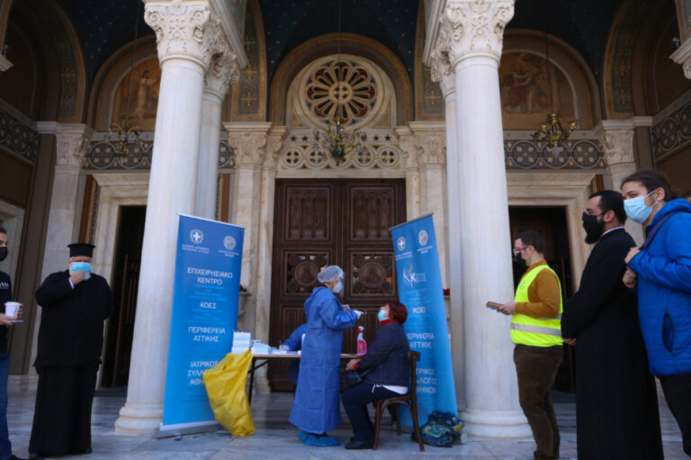 Πρωτόγνωρες εικόνες έξω από τις Μητροπόλεις της Ελλάδας