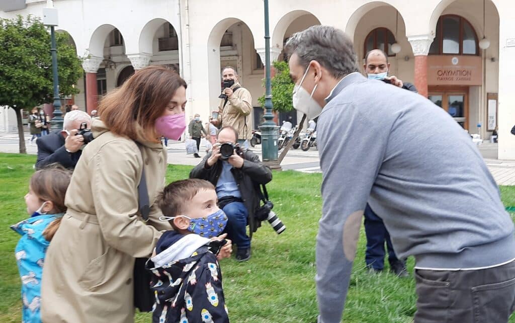 Θεσσαλονική: Η βόλτα Μητσοτάκη στην Τσιμισκή, η σέλφι, το τσουρέκι και οι ηλικιωμένοι που είχαν εμβολιαστεί 2 20210424 134304 1024x642 1