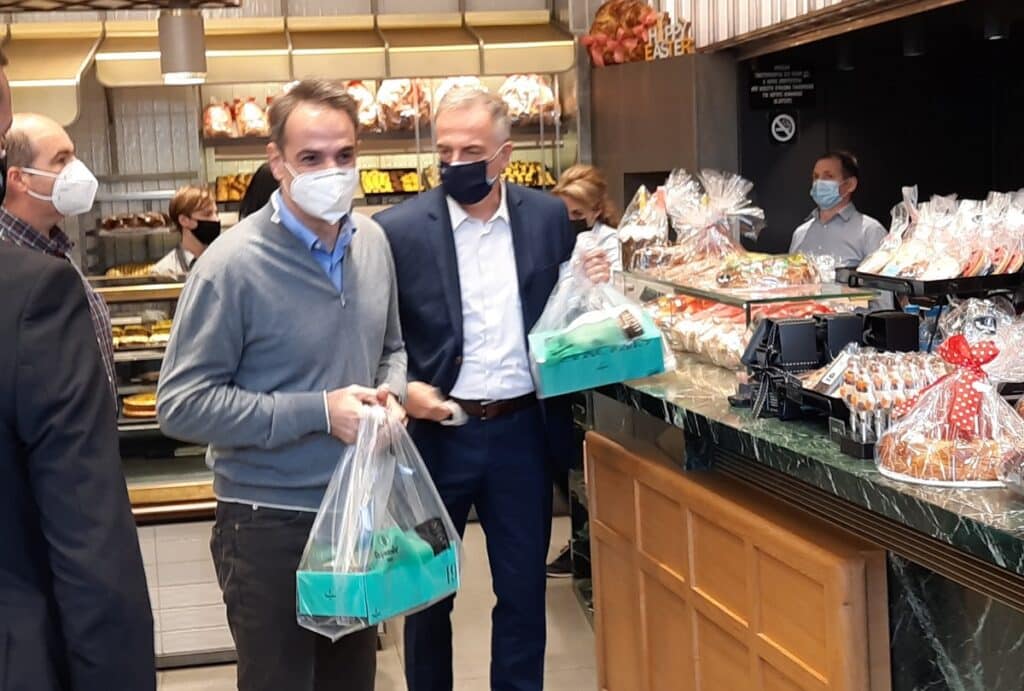 Θεσσαλονική: Η βόλτα Μητσοτάκη στην Τσιμισκή, η σέλφι, το τσουρέκι και οι ηλικιωμένοι που είχαν εμβολιαστεί 3 20210424 134334 1024x691 1