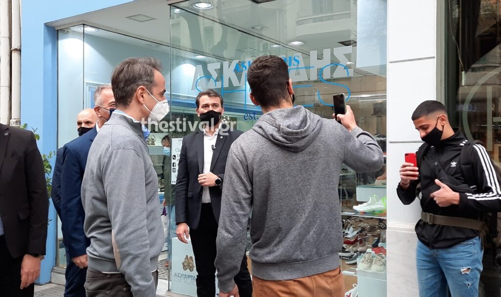 Θεσσαλονική: Η βόλτα Μητσοτάκη στην Τσιμισκή, η σέλφι, το τσουρέκι και οι ηλικιωμένοι που είχαν εμβολιαστεί 1 20210424 134415 1024x607 1