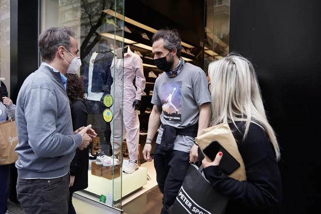 Η βόλτα Μητσοτάκη στην Θεσσαλονίκη: Τσουρέκι από τον Τερκενλή και φανέλα με το όνομά του [εικόνες]