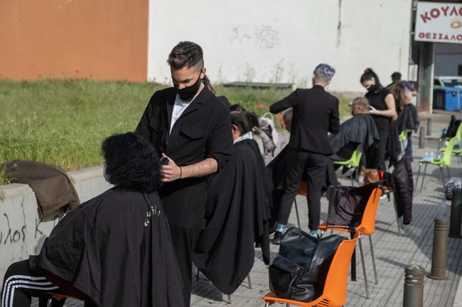 Πράξη ανθρωπιάς στη Θεσσαλονίκη: Κομμωτές της πόλης κούρεψαν άστεγους για το Πάσχα 4 Θεσσαλονίκη κούρεμα άστεγοι