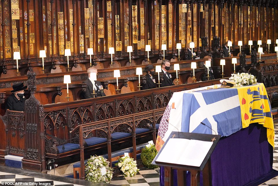 41878050 9481659 queen elizabeth ii looks at the coffin of prince philip a 413 1618670954419