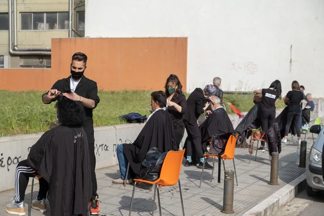 Πράξη ανθρωπιάς στη Θεσσαλονίκη: Κομμωτές της πόλης κούρεψαν άστεγους για το Πάσχα 1 Θεσσαλονίκη κούρεμα άστεγοι