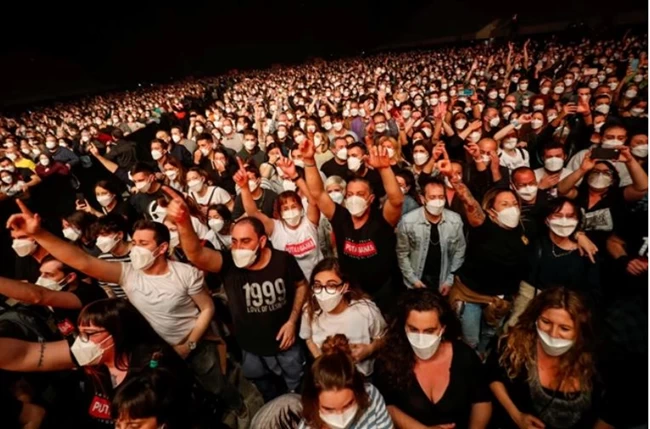Πέτυχε το «πείραμα της Ισπανίας»: Καμία μετάδοση του κορονοϊού στη συναυλία 5.000 ανθρώπων με μάσκες 2 1