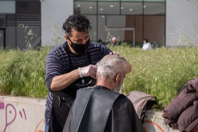 Πράξη ανθρωπιάς στη Θεσσαλονίκη: Κομμωτές της πόλης κούρεψαν άστεγους για το Πάσχα 2 Θεσσαλονίκη κούρεμα άστεγοι