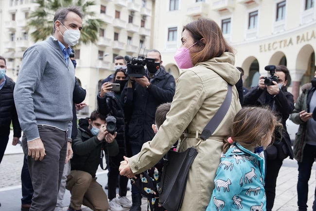 Η βόλτα Μητσοτάκη στην Θεσσαλονίκη: Τσουρέκι από τον Τερκενλή και φανέλα με το όνομά του 2 Μητσοτάκης