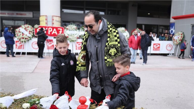 Ολυμπιακός: H συγκινητική ανάρτηση για τον πατέρα με το κασκόλ της ΑΕΚ που είχε τιμήσει τα θύματα της Θύρας 7