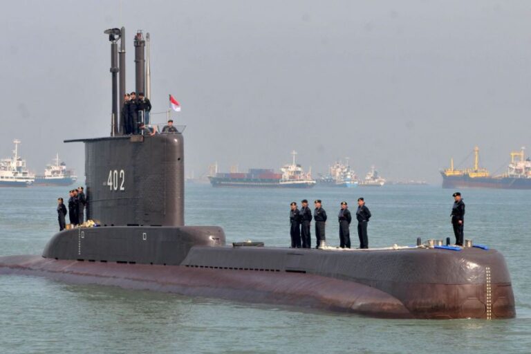 Ινδονησία: Σε τρία τμήματα έσπασε το υποβρύχιο, νεκρά και τα 53 μέλη του πληρώματός του