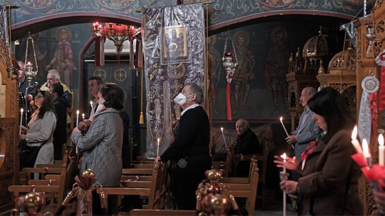 Υποχρεωτική η διπλή μάσκα μέσα κι έξω από τις εκκλησίες το Πάσχα