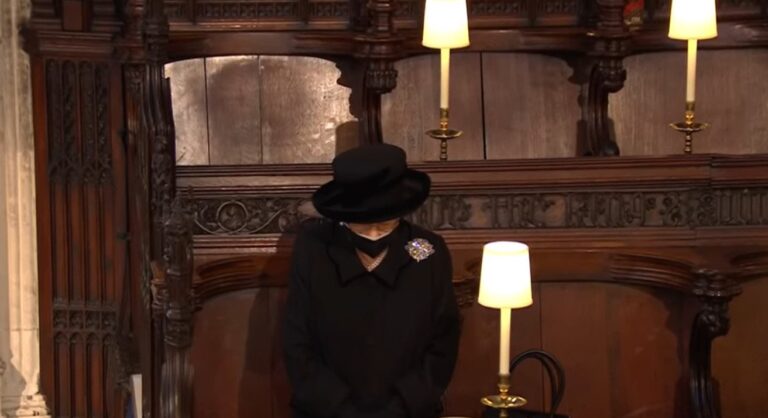 Η βασίλισσα Ελισάβετ, μόνη – Η πιο συγκινητική εικόνα από την κηδεία του πρίγκιπα Φιλίππου