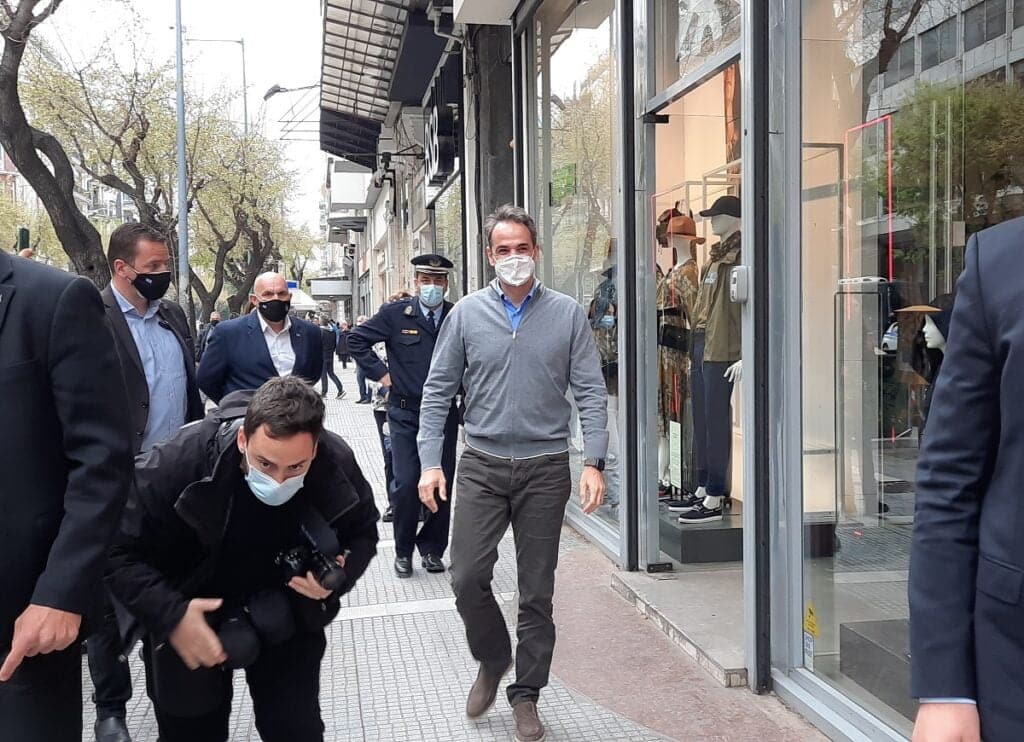 Θεσσαλονική: Η βόλτα Μητσοτάκη στην Τσιμισκή, η σέλφι, το τσουρέκι και οι ηλικιωμένοι που είχαν εμβολιαστεί 4 f1 1024x742 1