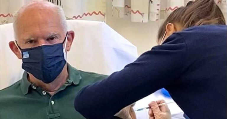 Ο Γιώργος Παπανδρέου έκανε το εμβόλιο κατά του κορωνοϊού