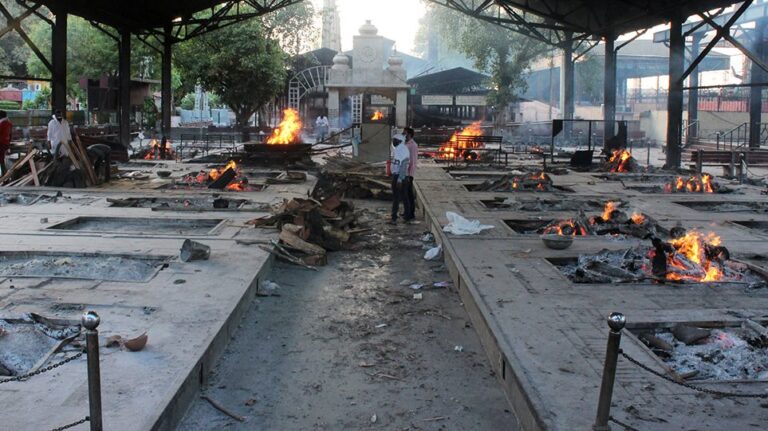 Κορωνοϊός – «Σαρώνει» η ινδική μετάλλαξη: Καίνε τους νεκρούς σε κρεματόρια στο Δελχί – Η Βρετανία κλείνει τα σύνορα