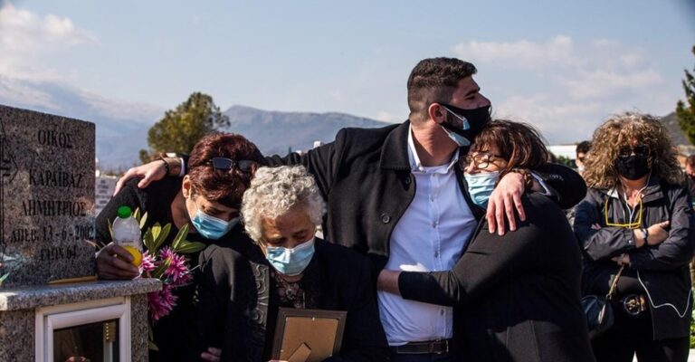 Καραϊβάζ: Ο σπαρακτικός επικήδειος από τον γιο του Δημήτρη και το τραγούδι που αφιέρωσε στον πατέρα του