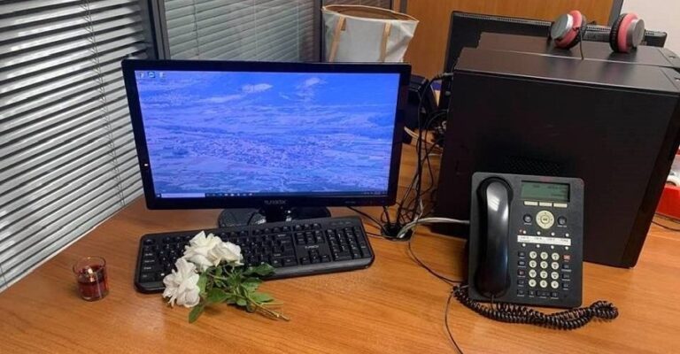 «Ραγίζει καρδιές» συνεργάτιδα του Καραϊβάζ: «Από σήμερα μόνη, σε ένα γραφείο με μια άδεια καρέκλα»