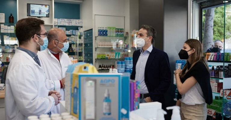 Με πρόστιμο απειλείται το φαρμακείο που επισκέφθηκε ο Μητσοτάκης