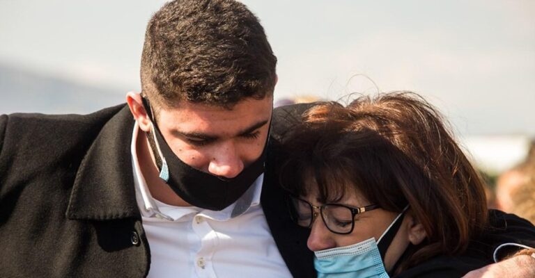 Γιώργος Καραϊβάζ: Η τραγική στιγμή που η σύζυγος και ο γιος του μαθαίνουν για την εν ψυχρώ εκτέλεση