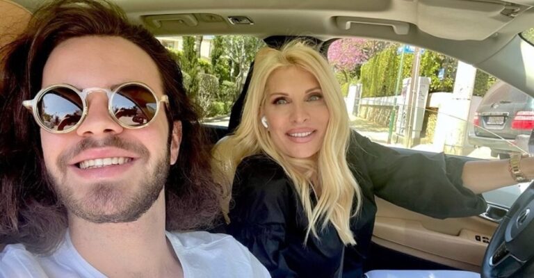 H Ελένη Μενεγάκη και ο γιος της Άγγελος έκαναν βόλτα στην Κηφισιά