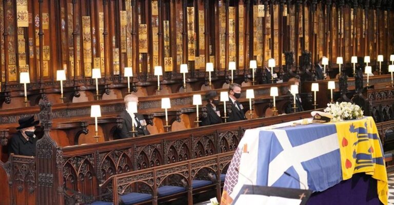 Η συντετριμμένη Βασίλισσα Ελισάβετ και η Βρετανία αποχαιρέτησαν τον πρίγκιπα Φίλιππο – Συγκίνηση στο παρεκκλήσι του Γουίνδσορ