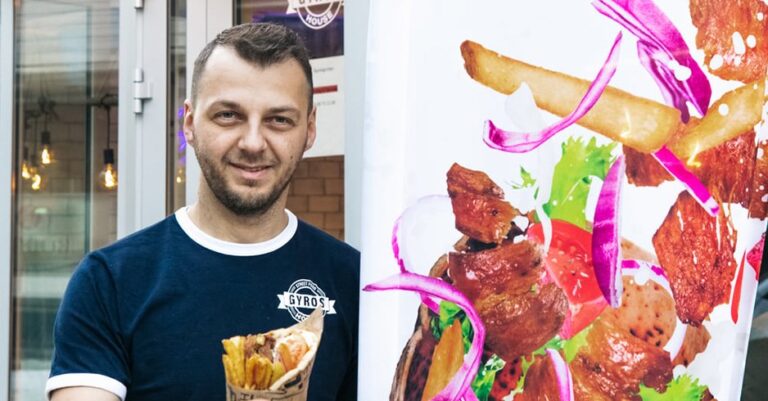 Έλληνας άνοιξε σουβλατζίδικο στη Νορβηγία εν μέσω πανδημίας και έμαθε στους Σκανδιναβούς να τρώνε σουβλάκι