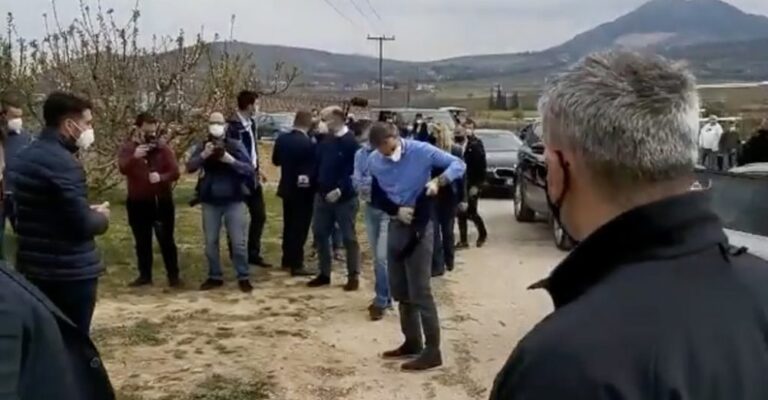 Επεισοδιακή η εμφάνιση Μητσοτάκη στην Κόρινθο