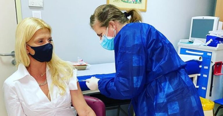 Μαρίνα Πατούλη – Εκανε το εμβόλιο και έστειλε μήνυμα: «Εμβολιαζόμαστε σήμερα για να κατακτήσουμε το αύριο»