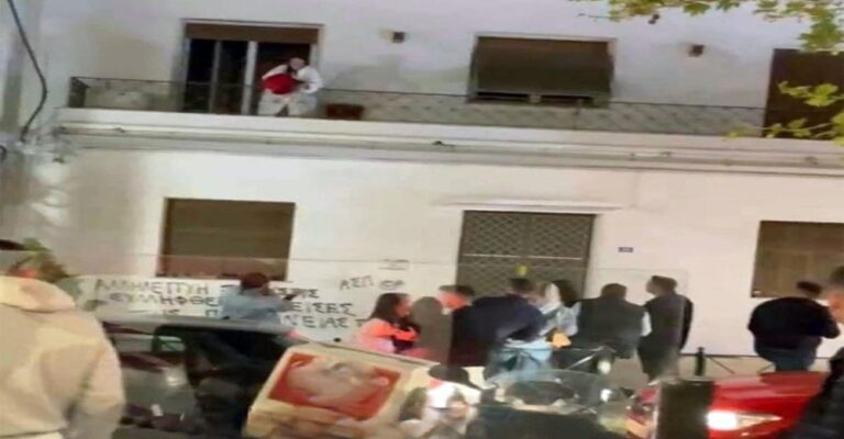 Περιστέρι: Γυναίκα κατέβρεξε με κουβά συγκεντρωμένους στη Βεάκη