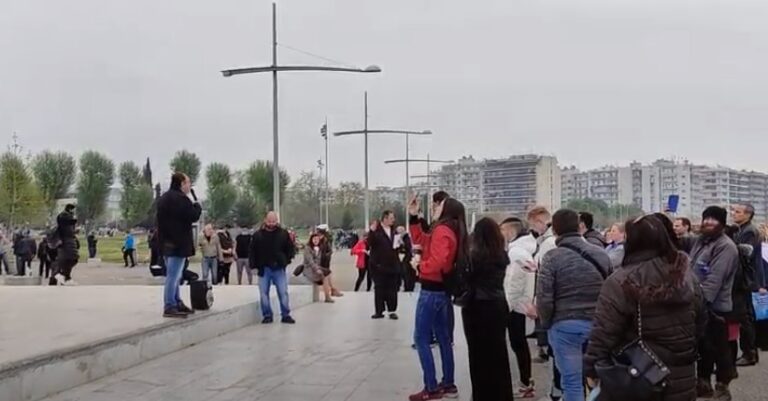 Διαμαρτυρία πολιτών κατά των self tests και του υποχρεωτικού εμβολιασμού στην παραλία της Θεσσαλονίκης