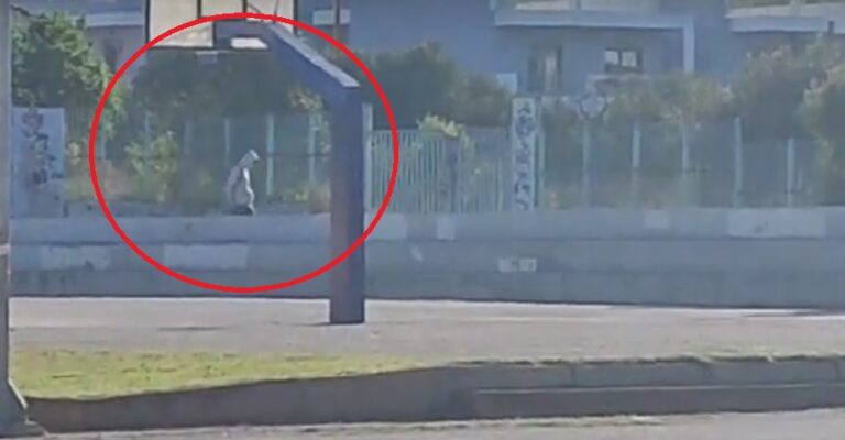 Μόνος και με σκυμμένο το κεφάλι ο μαθητής που είπε όχι στο self test! Σφίγγεται το στομάχι με το βίντεο