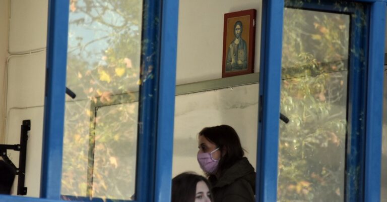 Κλείνουν άρον άρον σχολεία – Ραγδαία αύξηση των κρουσμάτων κορονοϊού