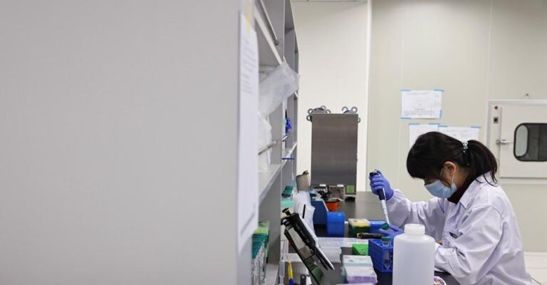 Κορονοϊός: Αισιόδοξα νέα από τη Βρετανία – Ξεκινούν έρευνες για θεραπεία στο σπίτι με φάρμακα