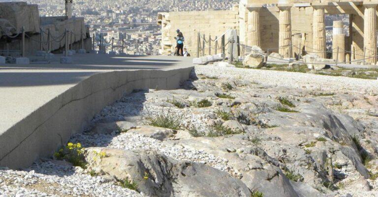 Ακρόπολη: Νέα φωτογραφία δείχνει το εκτενές τσιμέντωμα – «Σταματήστε πριν να είναι αργά»