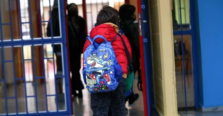 Αδιανόητη καταγγελία αστυνομικής βίας: Άνδρες της ασφάλειας έσπασαν το χέρι 13χρονου στην Λάρισα