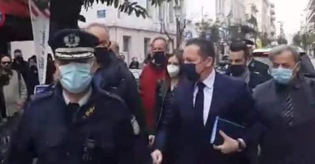 Πάτρα: «Ο λαός δεν ξεχνά τι σημαίνει δεξιά» φώναζαν οι έμποροι στον Πέτσα