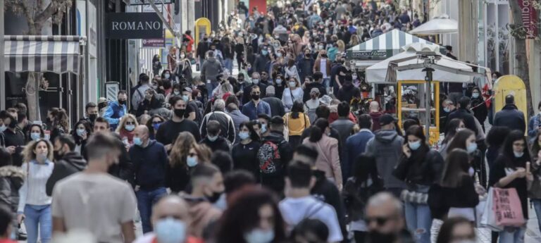 Χαμός στην Ερμού και ουρές έξω από τα μαγαζιά – Mεγάλη ανησυχία από τους λοιμωξιολόγους