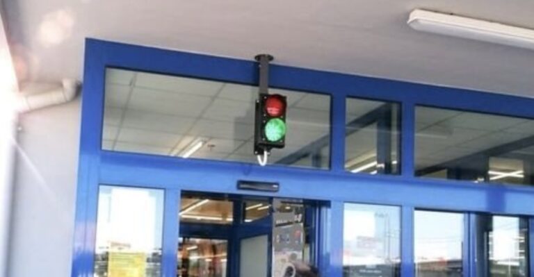 Χανία: Σούπερ μάρκετ των Lidl έχει φανάρι στην είσοδο του