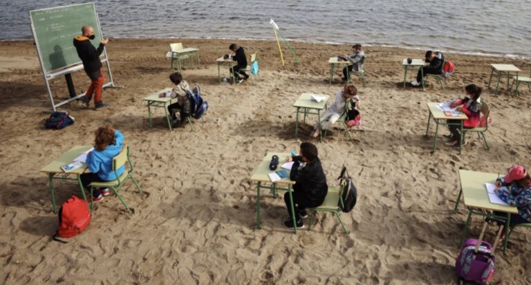 Ισπανία: Δημοτικό σχολείο κάνει μάθημα στην παραλία