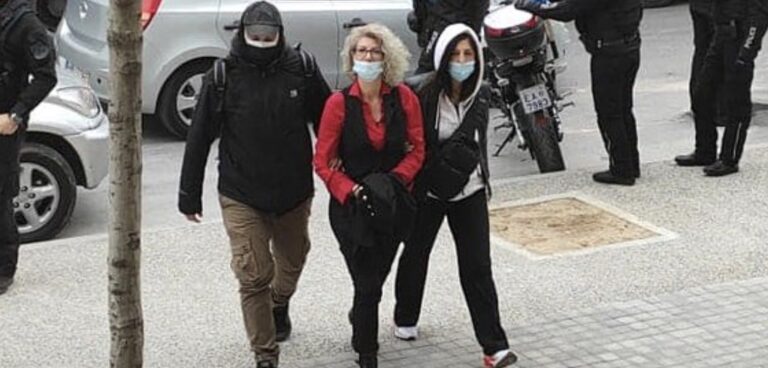 Στον εισαγγελέα η μητέρα που κατηγορείται για διασπορά ψευδών ειδήσεων για τα self test