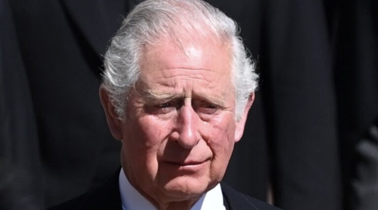 Με δάκρυα στα μάτια, ο πρίγκιπας Κάρολος αποχαιρετά τον πατέρα του