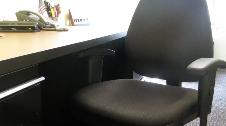 Η απόλυτη αργομισθία: Δημόσιος υπάλληλος έλειπε 15 χρόνια από τη δουλειά του