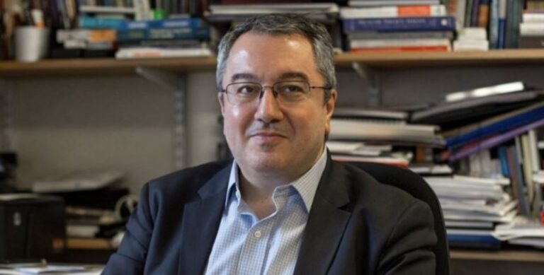 Μόσιαλος για κορονοϊό: «Θα ζούμε μαζί με τον κορονοϊό για δεκαετίες»