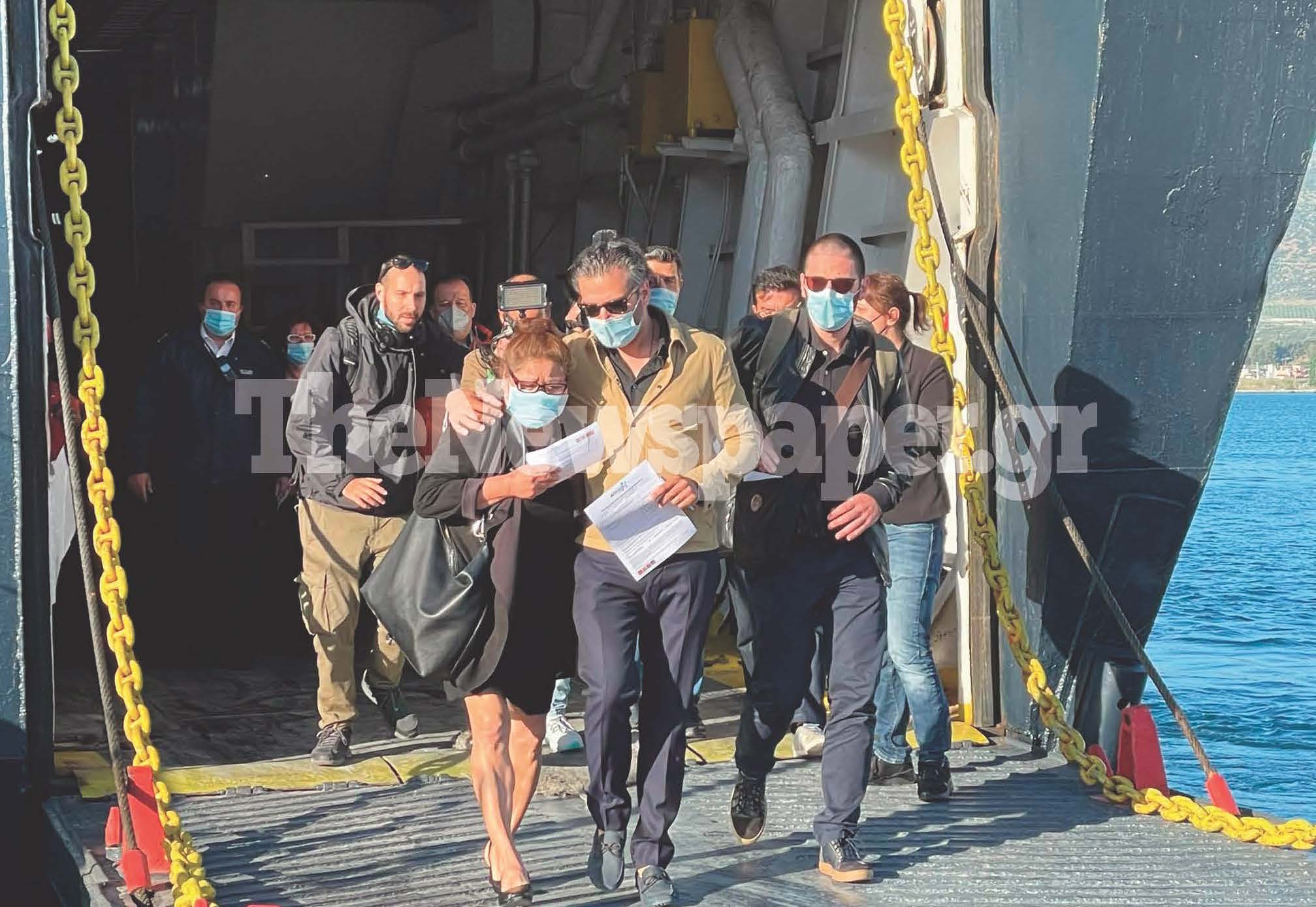 Γλυκά Νερά: Υποβασταζόμενη η μητέρα της 20χρονης Καρολάιν συνοδεύει το φέρετρο της κόρης της στην Αλόννησο 2 210514101045 karolain mitera 1405