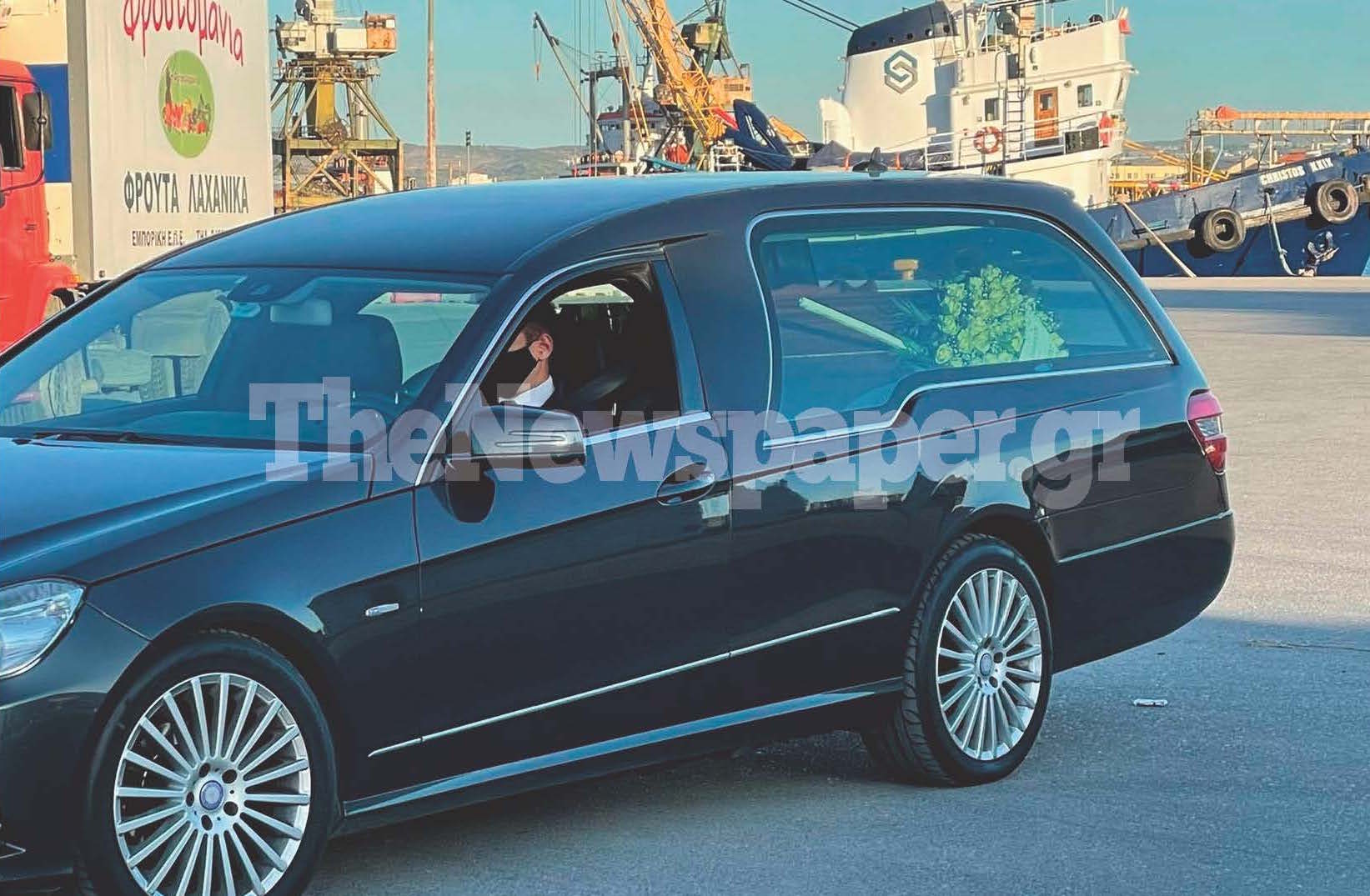 Γλυκά Νερά: Υποβασταζόμενη η μητέρα της 20χρονης Καρολάιν συνοδεύει το φέρετρο της κόρης της στην Αλόννησο 1 210514101052 karolain mitera3 1405